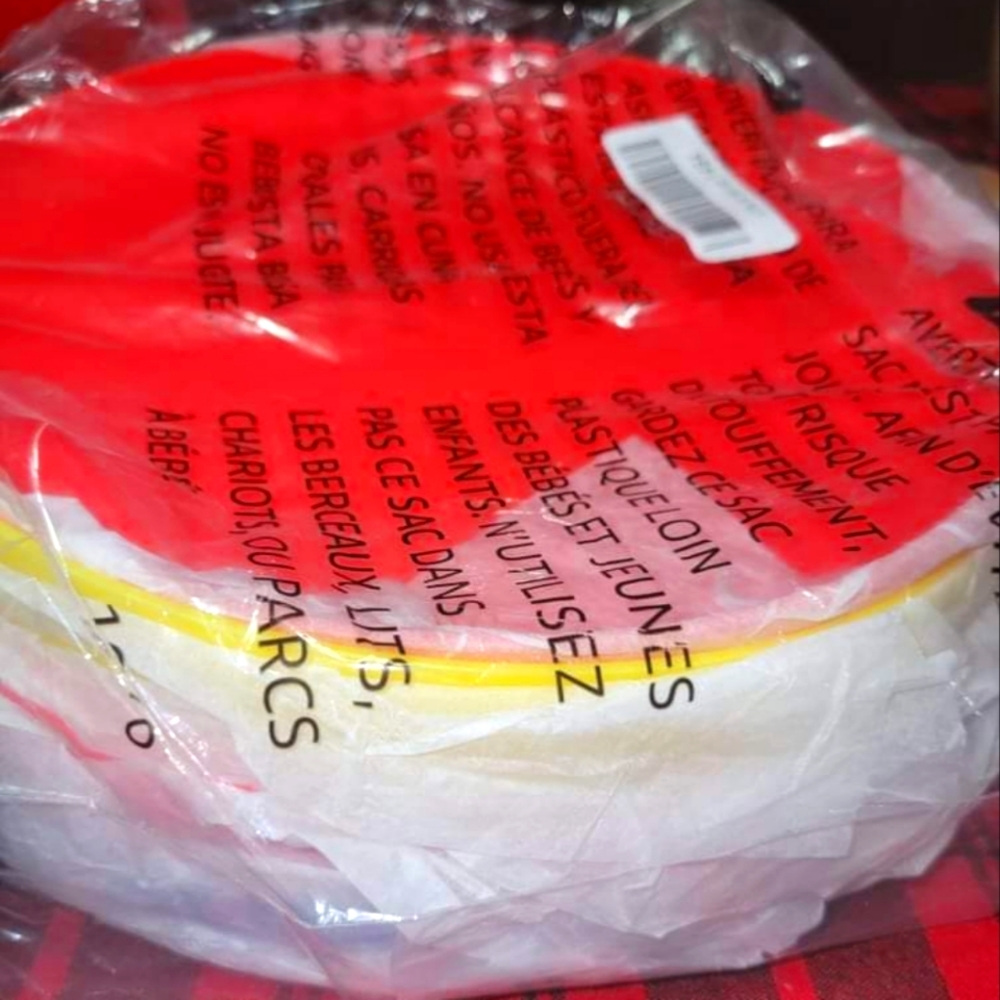 Plastic plates set